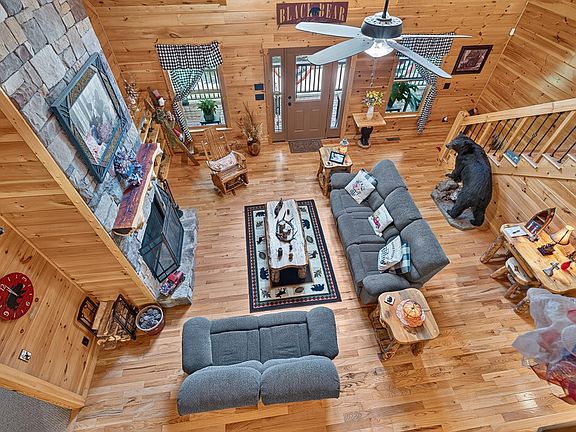 3rd image of 408 Mountain Creek Way