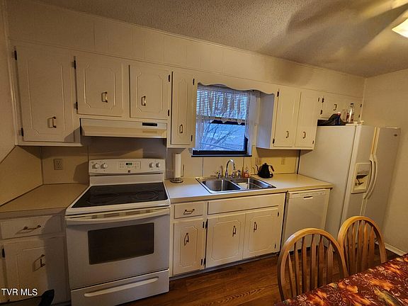 3rd image of 104 Castle Ave