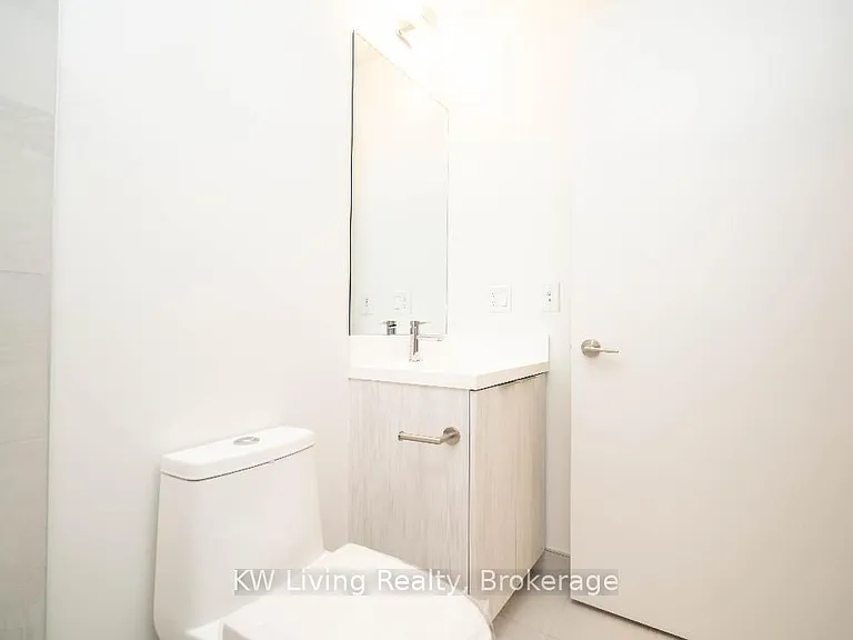 400 King St W #523 — Photo 17