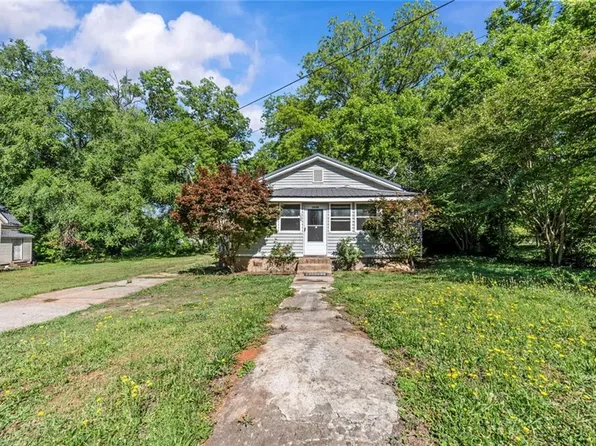108 N Hilliard St, Union Point, GA 30669