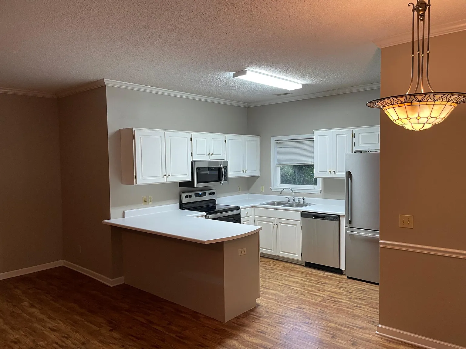 3 bed, 1227 sqft, $1,980 — Photo 2