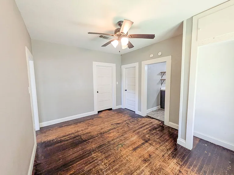 1102 Dallas St — Photo 9