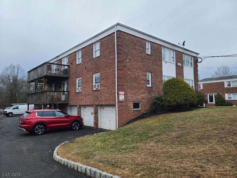1st image of 4 Columbia Dr APT 1A