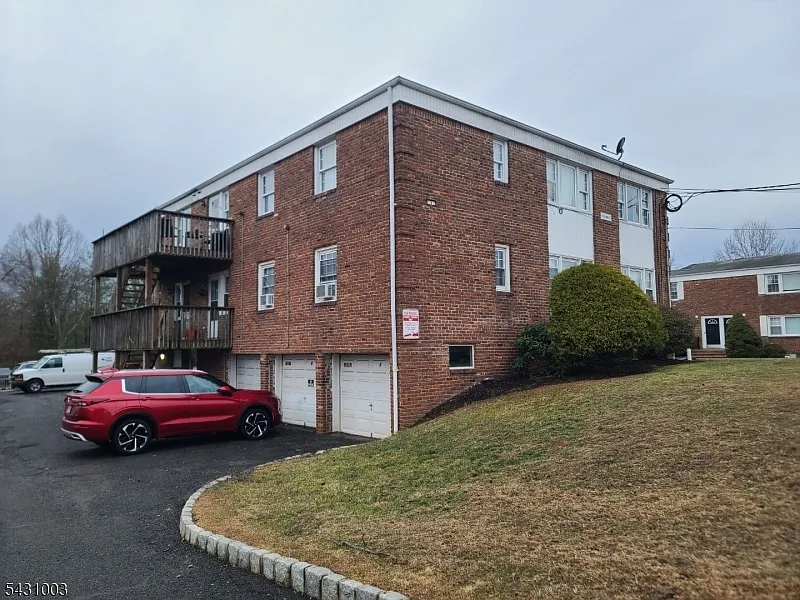 4 Columbia Dr #1A