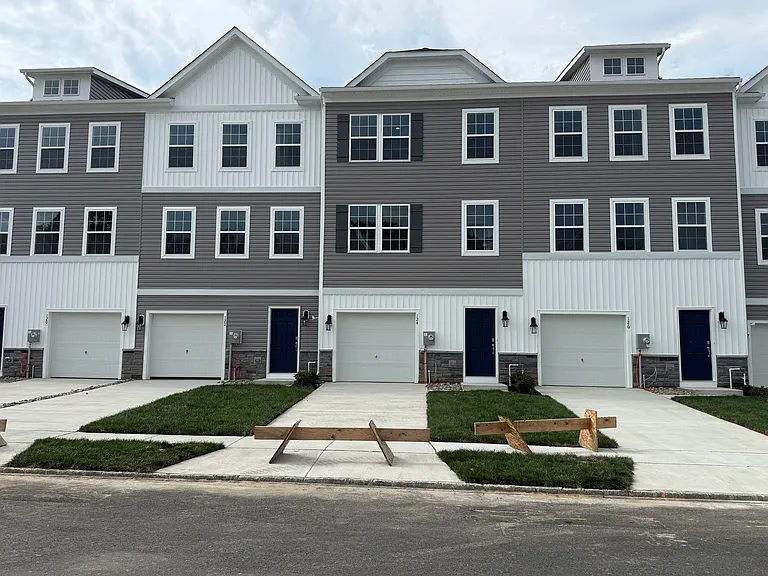 124 Essex Dr — Photo 2