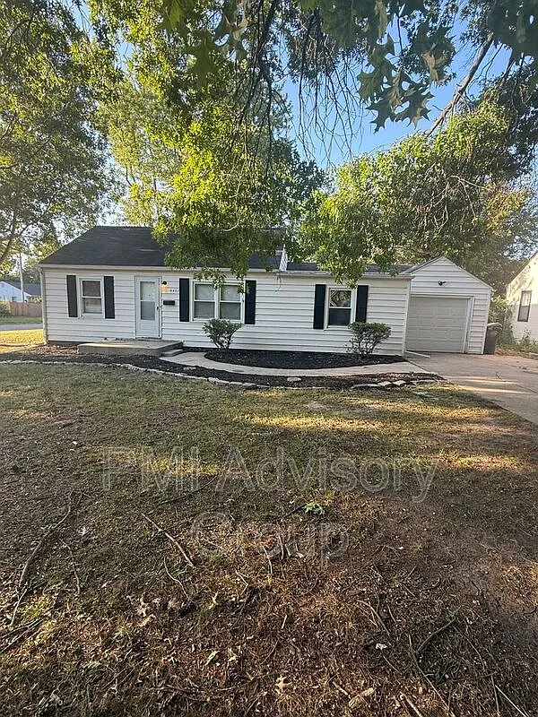 3 bed, 1.0 bath, 1008 sqft, $1,220 — Photo 2