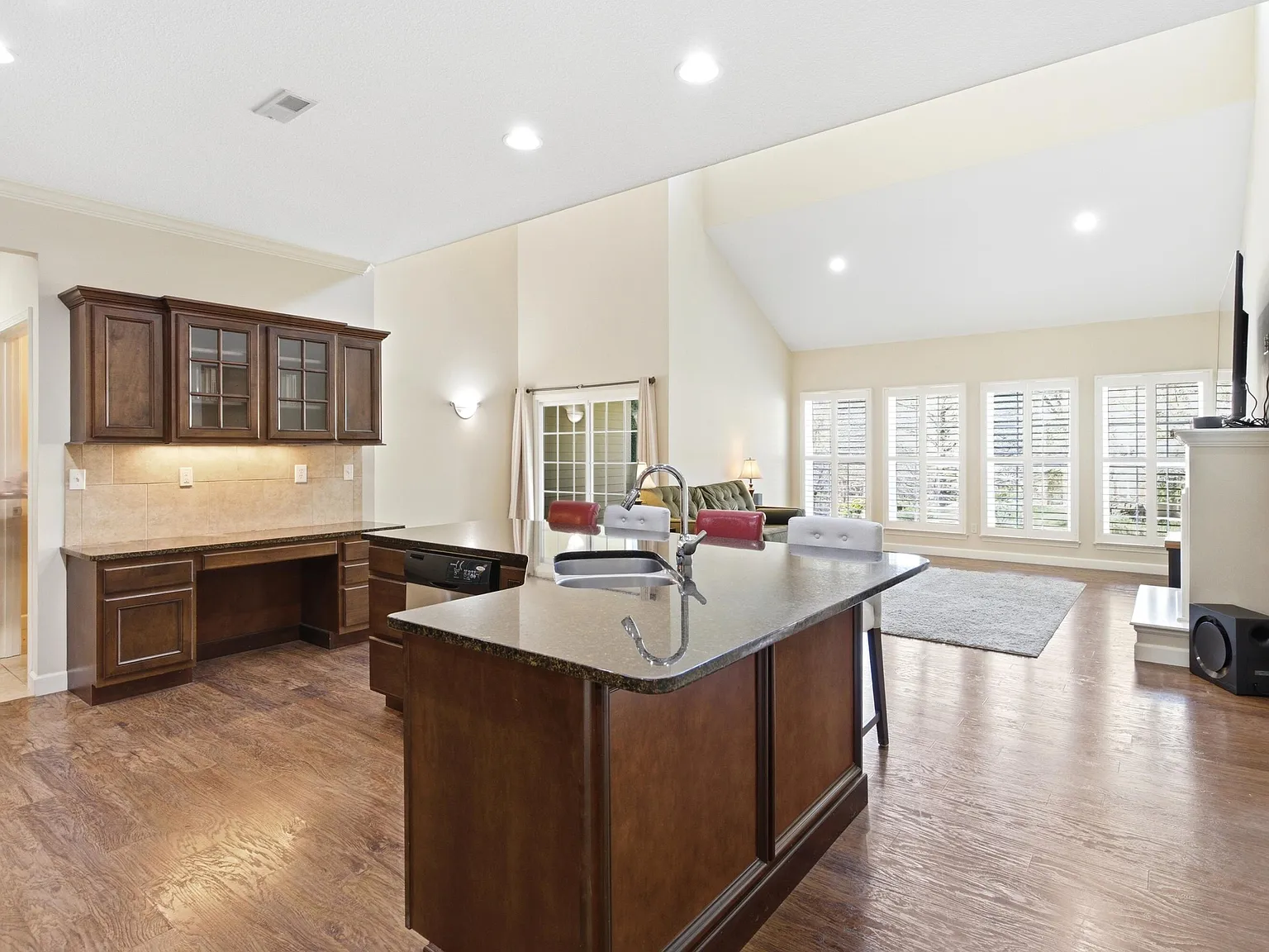 3 bed, 3.0 bath, 2207 sqft, $2,500 — Photo 4