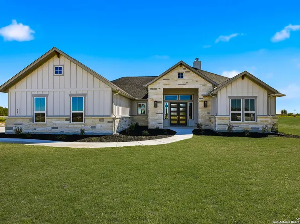 167 Pradera Ridge Drive, Floresville, TX 78114