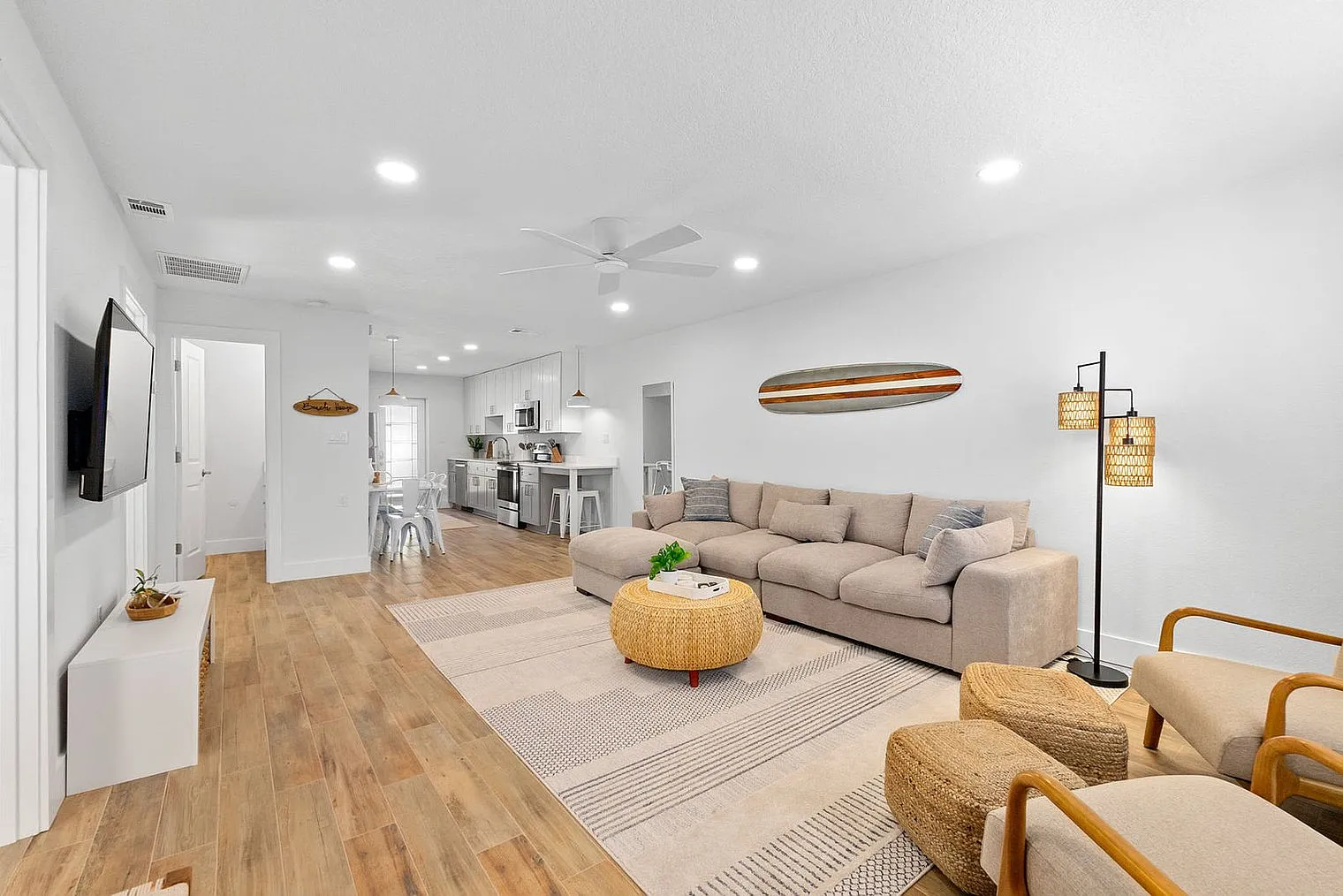 3 bed, 2.0 bath, 1097 sqft, $3,167 — Photo 3