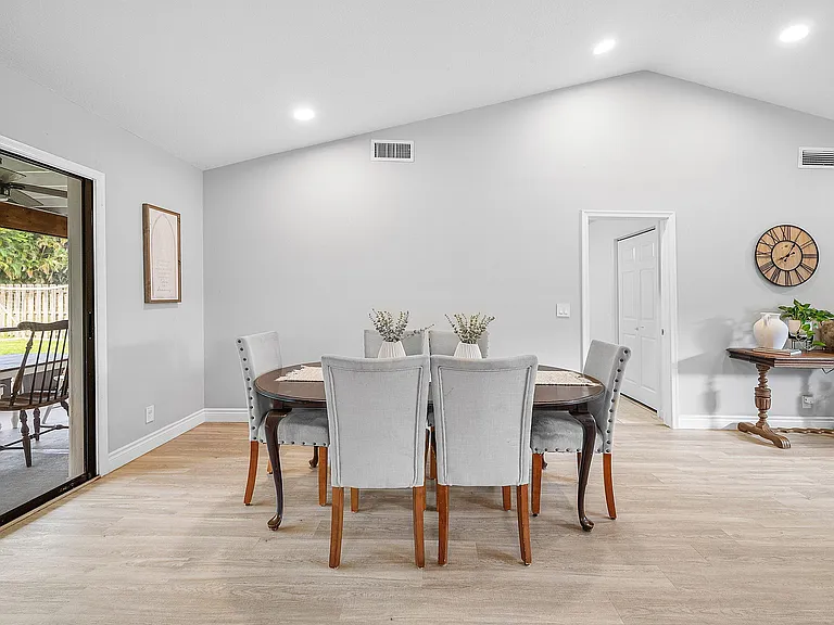 1252 Raintree Ln — Photo 17