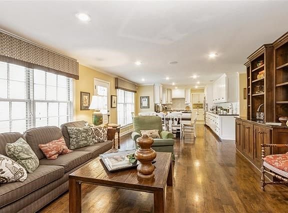 2nd image of 3020 W 84th St