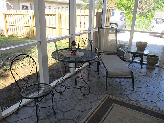 3rd image of 4865 Westhill Dr