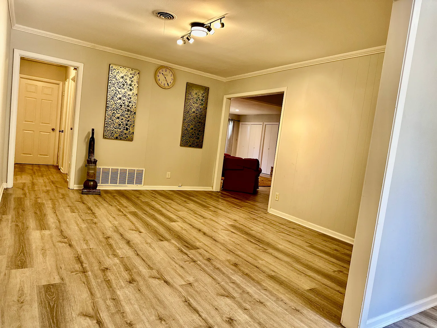 1907 Forest Hill Dr — Photo 4
