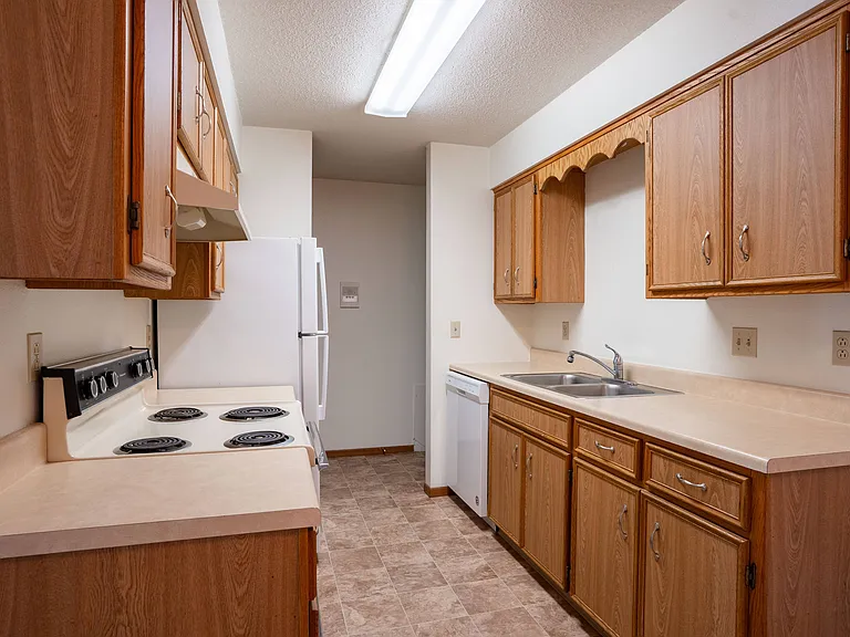 Fargo, ND West Oak Apartments | 11A | Kitchen