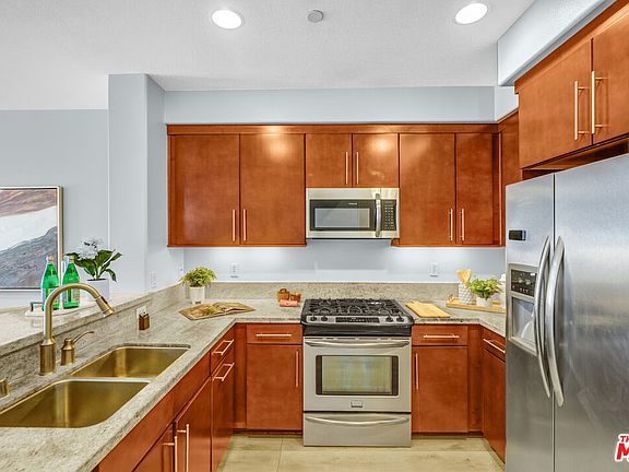 3rd image of 14412 Killion St Unit 205