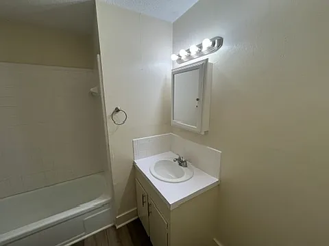 Crestwood Apartments — Photo 22