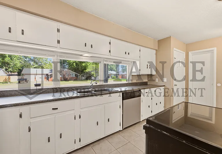 2103 W Columbine Ln — Photo 24