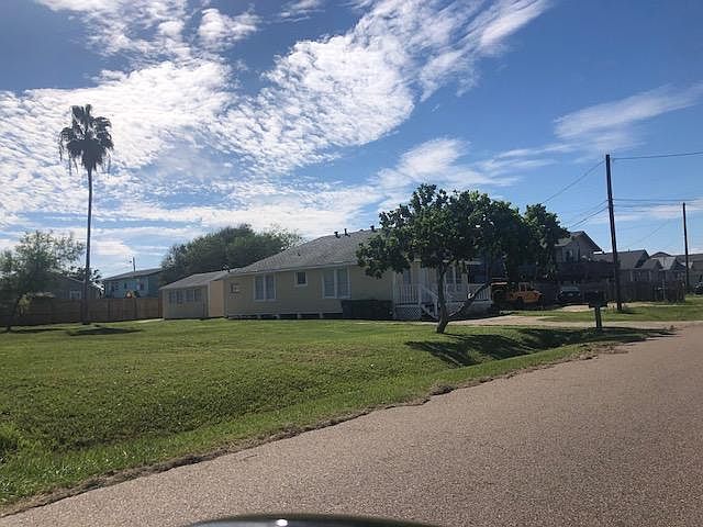 House + rear cottage + extra lot