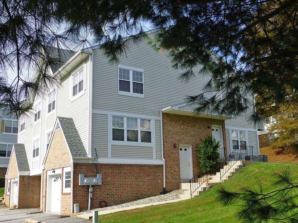 Side entrance of one duplex