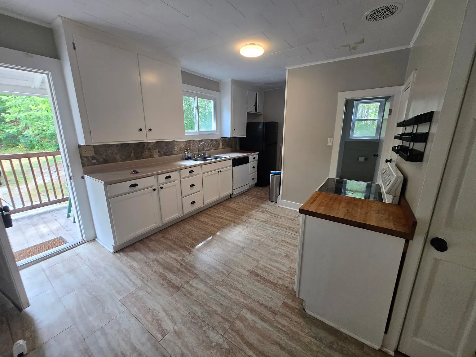 3 bed, 1100 sqft, $2,200 — Photo 4