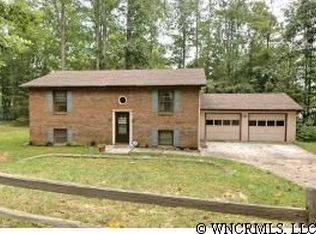 562 Beechwood Lakes Dr, Hendersonville, NC 28792