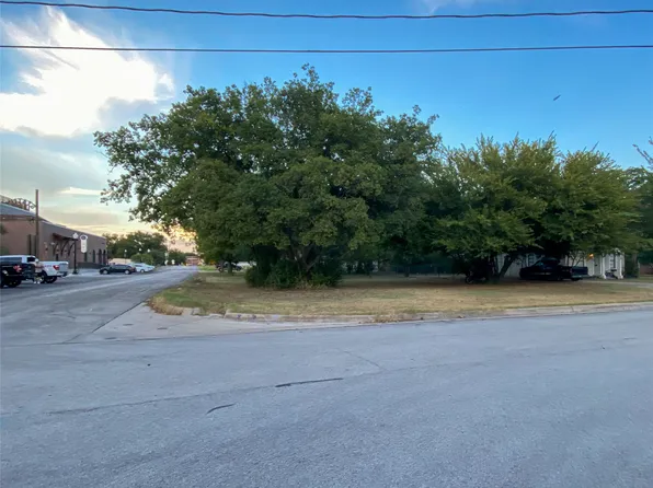 225 S Wilson St, Burleson, TX 76028