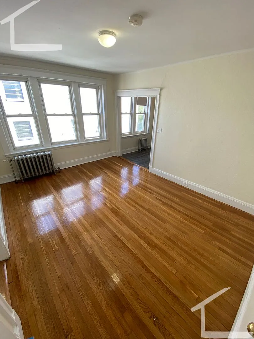 9/1 No Fee! Renovated 1BR in Fenway elevator building — Photo 1