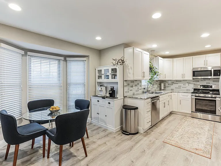 8128 Chester Pkwy — Photo 11