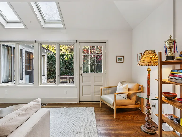 807 Lake Ave NE — Photo 22