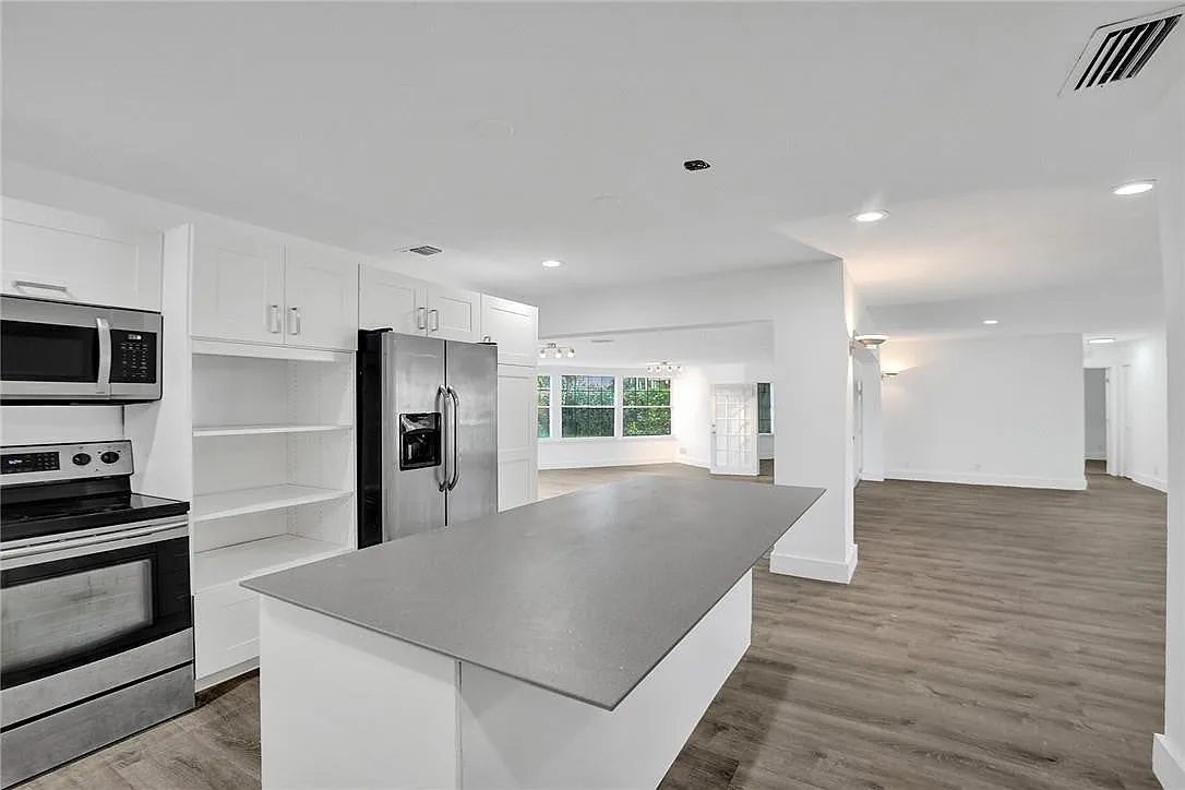3 bed, 1979 sqft, $5,000 — Photo 2