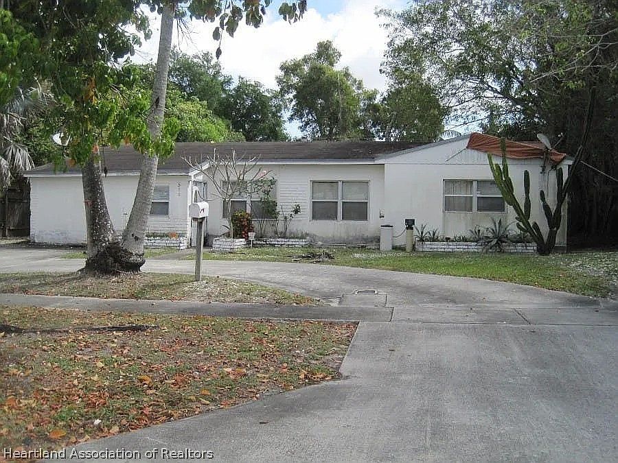 2nd image of 530 E Melrose Cir
