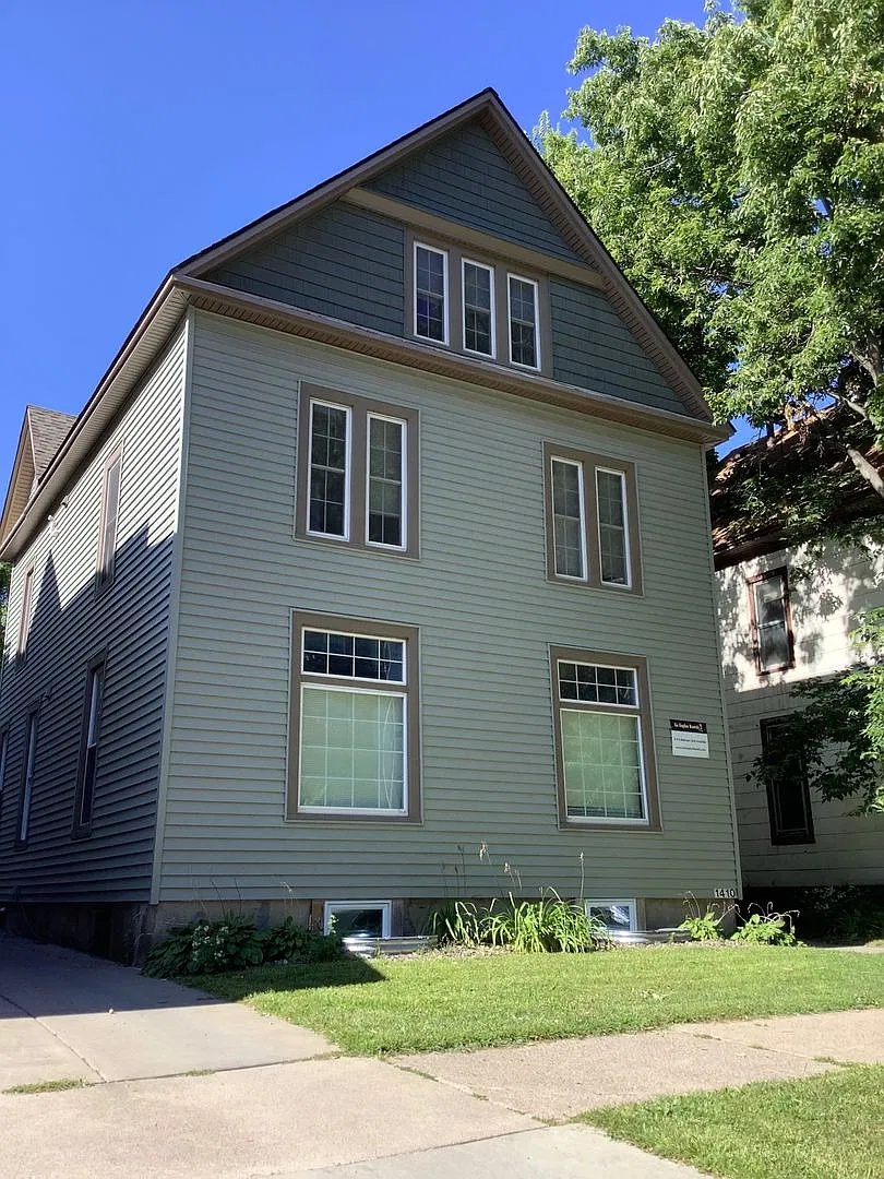 1410 7th St SE — Photo 1
