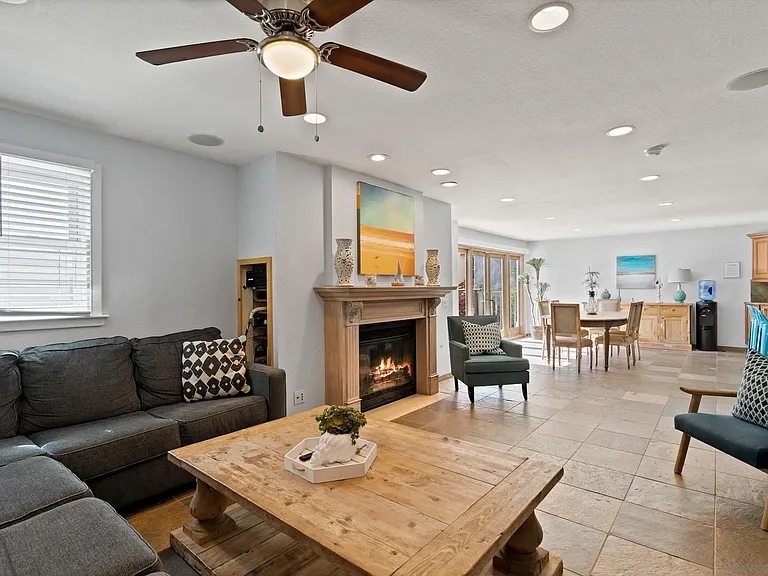 645 Loring St — Photo 10