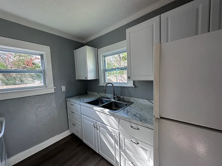 829 N Oleander Ave — Photo 8