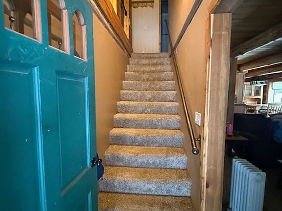 5th image of 674 Minaret Rd