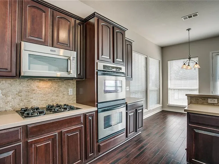 4193 Victory Dr — Photo 2