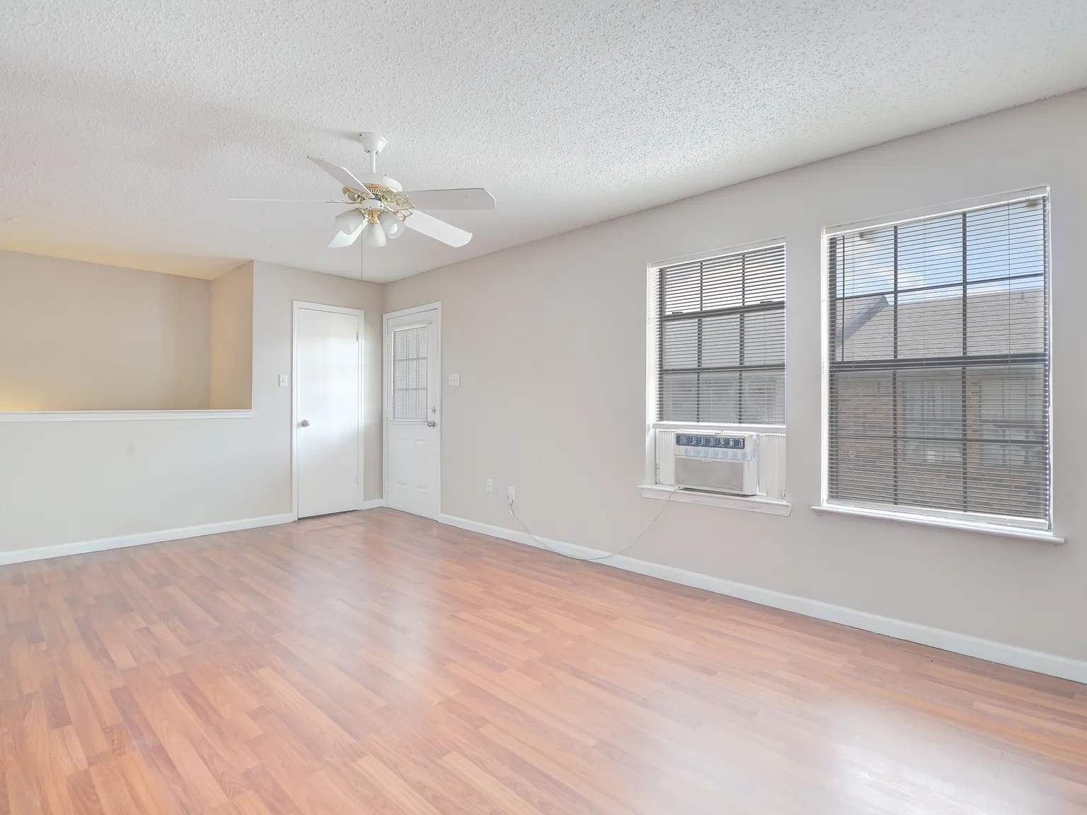 2 bed, 1.5 bath, 950 sqft, $1,050 — Photo 2
