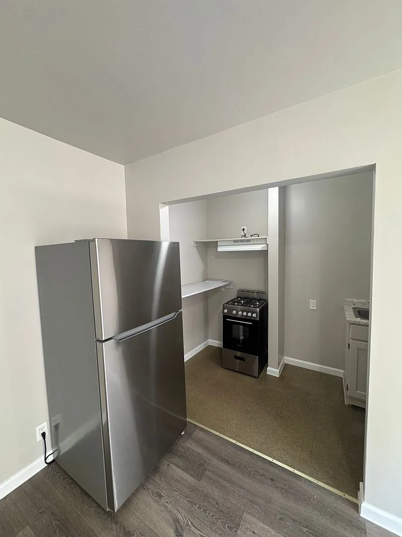 Crenshaw Apts LLC — Photo 3