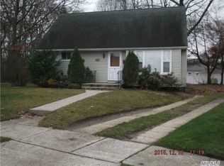 1039 Oak Ct, Franklin Square, NY 11010