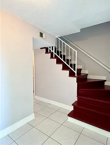 588 Oak Ave #A — Photo 2