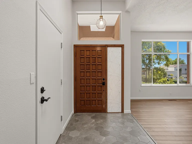 10021 Bridgepointe Ct NE — Photo 4