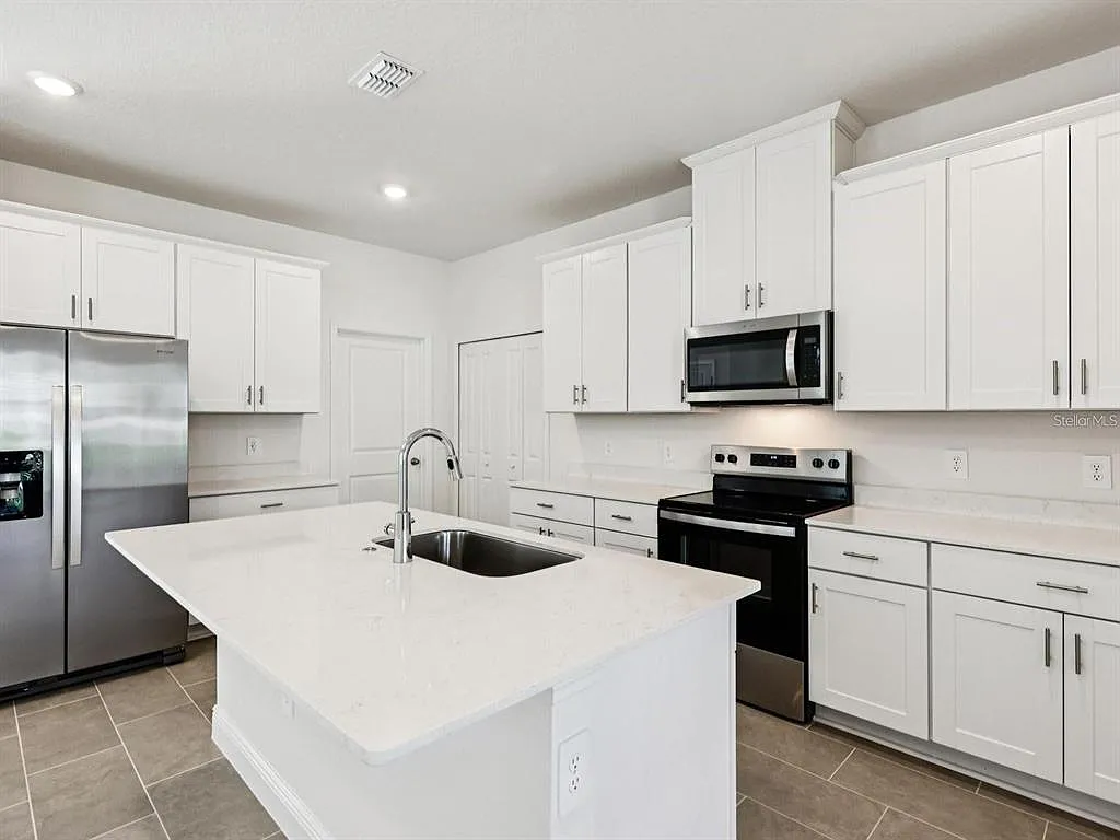 4 bed, 2.5 bath, 2082 sqft, $2,900 — Photo 3