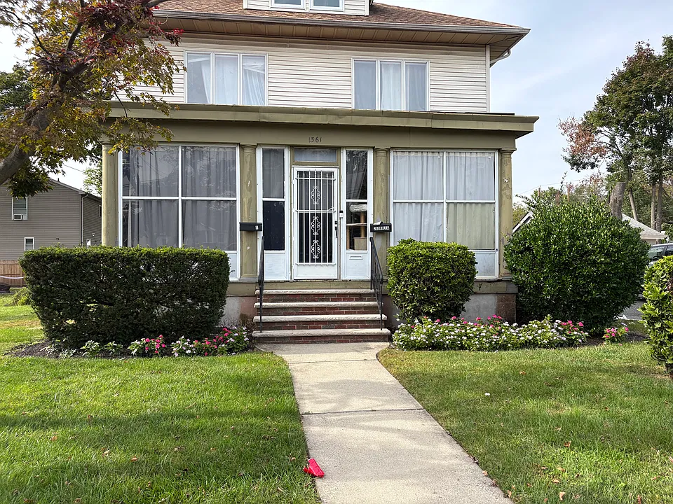 1361 E 2nd St #1