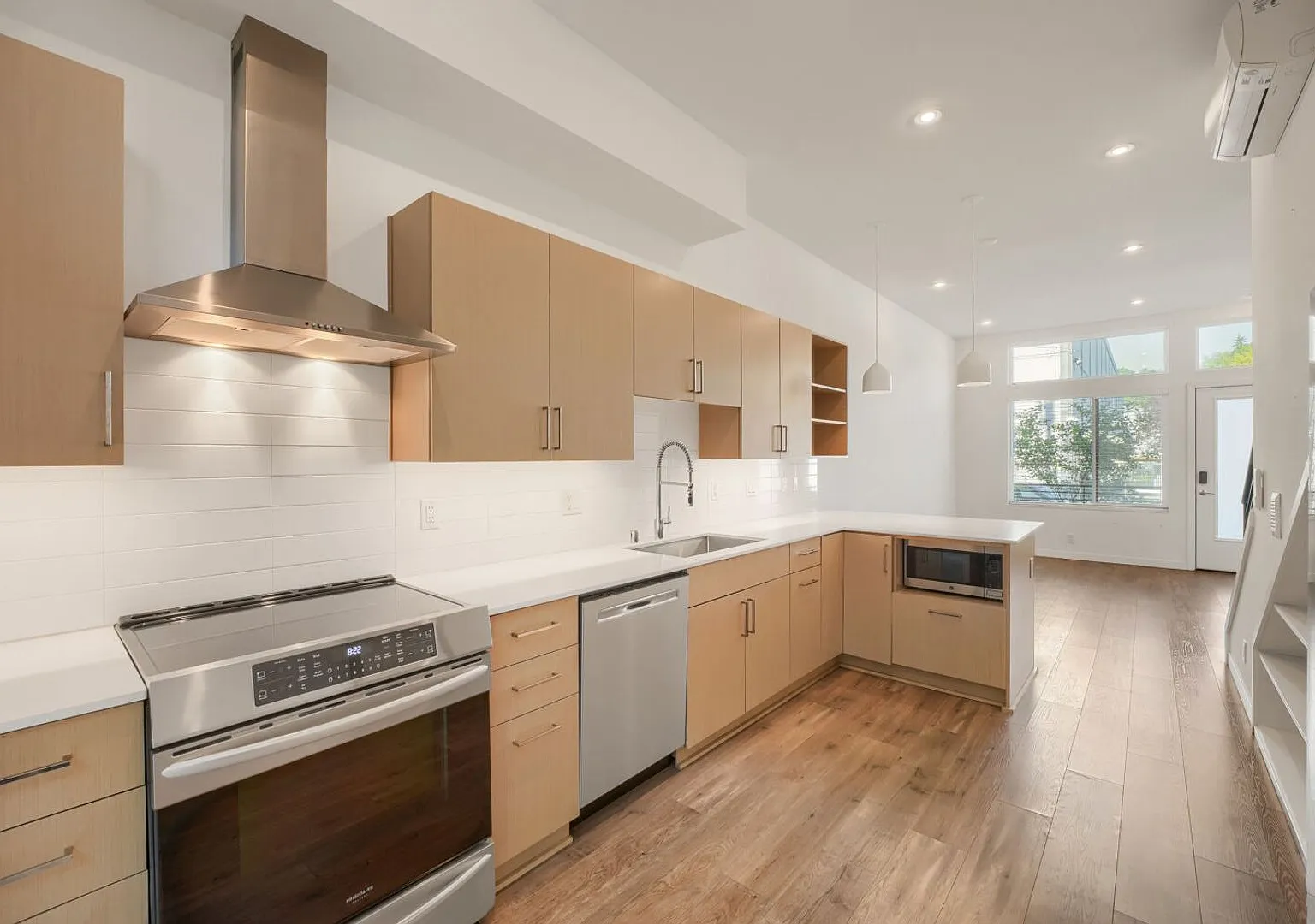 Stunning 2bed/2bath Townhome in Convenient Seattle Location! — Photo 2