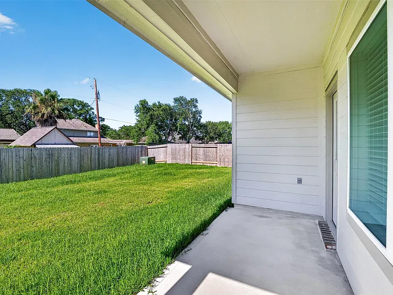 407 Robin St — Photo 40
