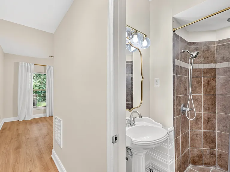 131 Carriage Ct — Photo 6
