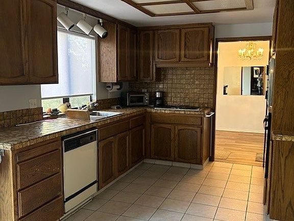 4th image of 2670 Manzanita Dr