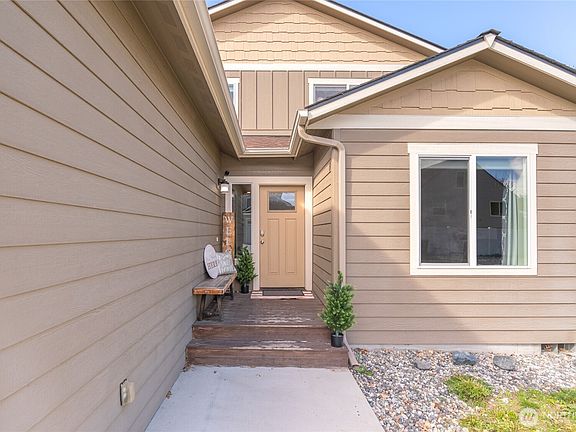 2nd image of 410 Riverside Meadow