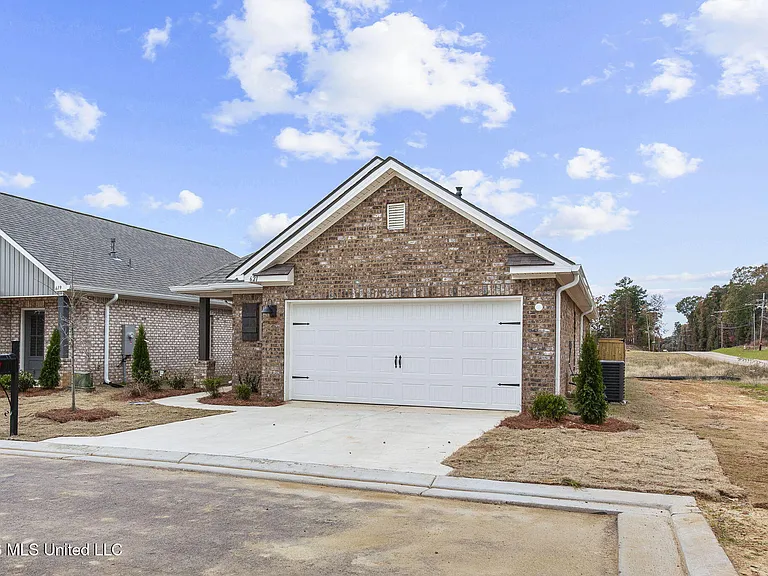 621 Stillwater Cv — Photo 3