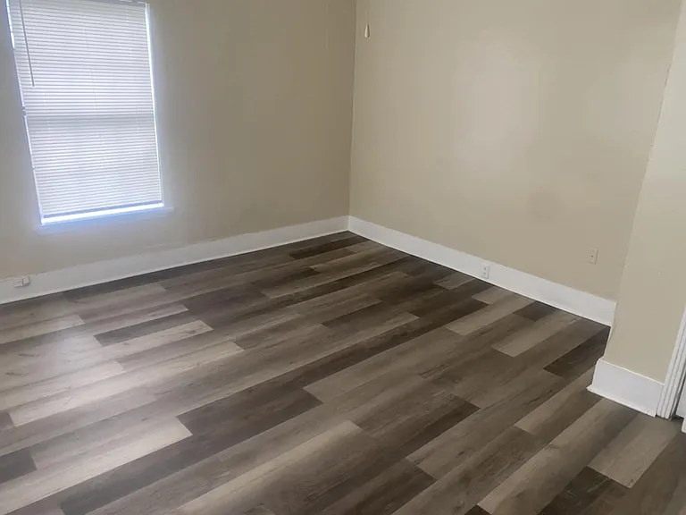 1573 Barton St — Photo 8